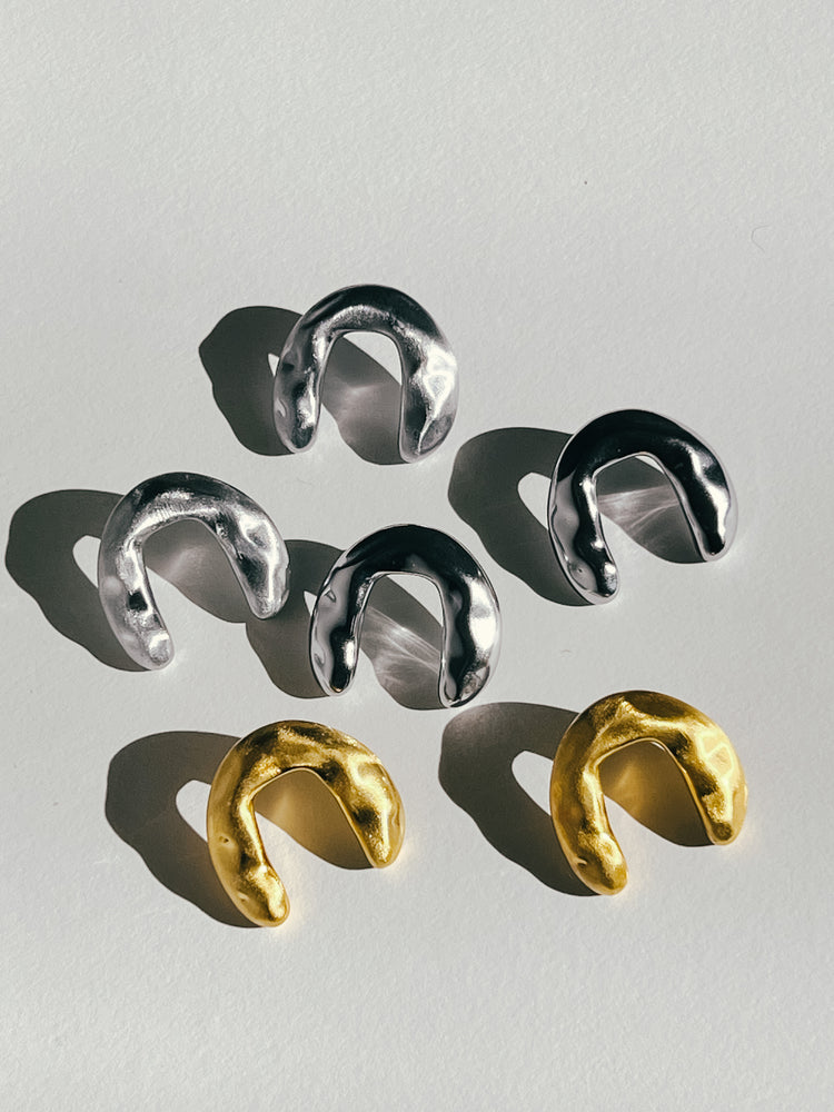 
                
                    Load image into Gallery viewer, Luna abstract earrings | Gold
                
            